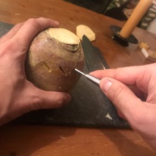3. Snijd het deksel af door met een mes op een zigzag manier de knol in te snijden, herhaal dit tot je diep genoeg hebt gesneden om het deksel los te laten komen.